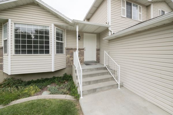 White Vinyl Siding Replacement in Crestview